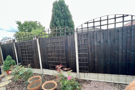 Painted brown fence – Croydon (2)
Brown‑painted garden fence in Croydon with smooth, consistent coverage.
